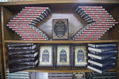 بإصدارات ذات قيمة علمية وفكرية رصينة .. قسم شؤون المعارف الإسلامية و الإنسانية يشارك في معرض تراتيل سجادية للكتاب