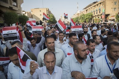 منتسبو العتبة العباسّة المقدّسة يخرجون بمسيرةٍ حاشدةٍ تصدحُ بحب العراق