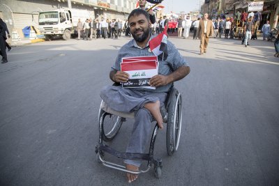 منتسبو العتبة العباسّة المقدّسة يخرجون بمسيرةٍ حاشدةٍ تصدحُ بحب العراق