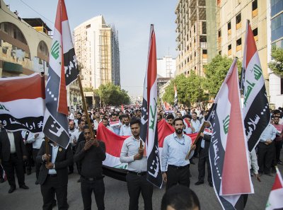 منتسبو العتبة العباسّة المقدّسة يخرجون بمسيرةٍ حاشدةٍ تصدحُ بحب العراق