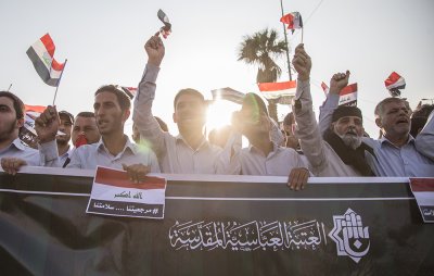 منتسبو العتبة العباسّة المقدّسة يخرجون بمسيرةٍ حاشدةٍ تصدحُ بحب العراق