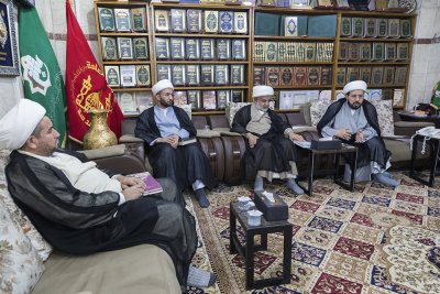 بهدف فتح آفاق التعاون لتحقيق تراثنا المخطوط  رئيس قسم شؤون المعارف الإسلامية والإنسانية يستقبل عدداً من طلبة الحوزة العلمية 