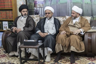 بهدف فتح آفاق التعاون لتحقيق تراثنا المخطوط  رئيس قسم شؤون المعارف الإسلامية والإنسانية يستقبل عدداً من طلبة الحوزة العلمية 
