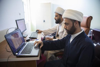للاطَّلاع على سَيْر عمل المشاريع التحقيقية   رئيس قسم شؤون المعارف الإسلامية والإنسانية يزور مركز تراث النجف الأشرف 