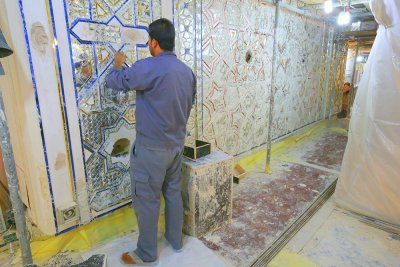 تنظيف وتركيب المري داخل الضريح