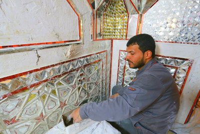 تنظيف وتركيب المري داخل الضريح