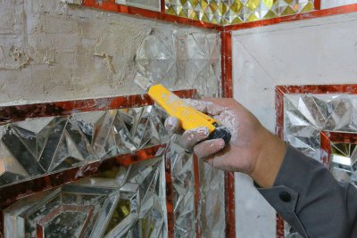 تنظيف وتركيب المري داخل الضريح