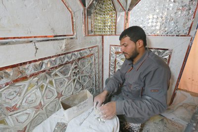 تنظيف وتركيب المري داخل الضريح