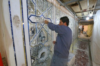 تنظيف وتركيب المري داخل الضريح