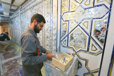 تنظيف وتركيب المري داخل الضريح