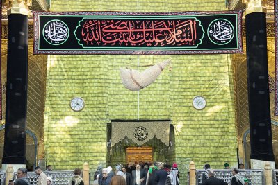 العتبة العباسية المقدسة تتشح بالسواد في ذكرى استشهاد الصديقة الطاهرة فاطمة الزهراء (عليها السلام)