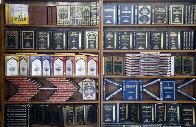 بالصور... جناح قسم شؤون المعارف الإسلامية و الإنسانية التابع للعتبة العباسية المقدسة في معرض (تراتيل سجّادية) الدوليّ للكتاب بنسخته السابعة ولليوم الثالث على التوالي، يذكر المعرض تُقيمه العتبةُ الحسينيّة المقدّسة في منطقة ما بين الحرمين الشريفين, بمناسبة 