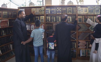 بالصور... جناح قسم شؤون المعارف الإسلامية و الإنسانية التابع للعتبة العباسية المقدسة في معرض (تراتيل سجّادية) الدوليّ للكتاب بنسخته السابعة ولليوم الثالث على التوالي، يذكر المعرض تُقيمه العتبةُ الحسينيّة المقدّسة في منطقة ما بين الحرمين الشريفين, بمناسبة 