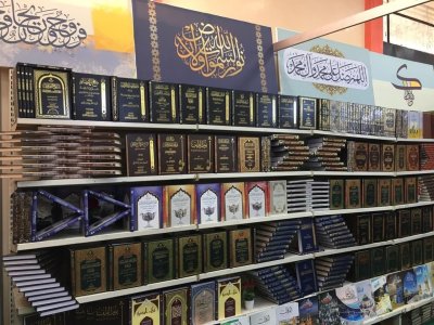لوحاتُ الخطِّ العربيِّ والزَّخرَفةِ الإسلاميَّةِ تُطرِّزُ جَناحَ قسمُ شُؤونِ المَعارِفِ في معرضِ (العِراقِ الدُّوليِّ للكِتابِ)