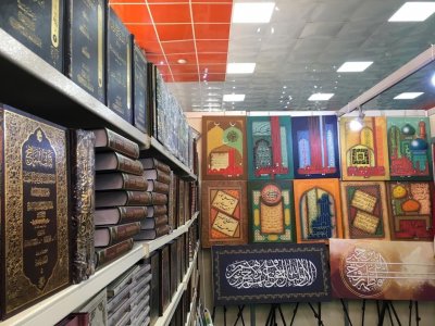 لوحاتُ الخطِّ العربيِّ والزَّخرَفةِ الإسلاميَّةِ تُطرِّزُ جَناحَ قسمُ شُؤونِ المَعارِفِ في معرضِ (العِراقِ الدُّوليِّ للكِتابِ)