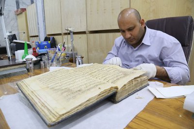 عملية حفظ المخطوطات التابع للعتبة العباسيه المقدسة