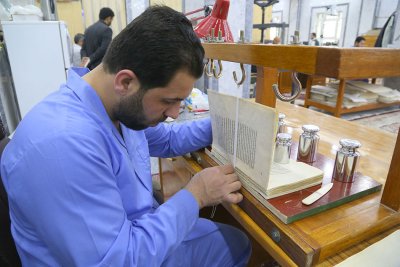 عملية حفظ المخطوطات التابع للعتبة العباسيه المقدسة