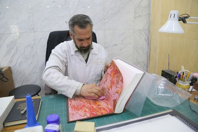 عملية حفظ المخطوطات التابع للعتبة العباسيه المقدسة