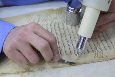 عملية حفظ المخطوطات التابع للعتبة العباسيه المقدسة