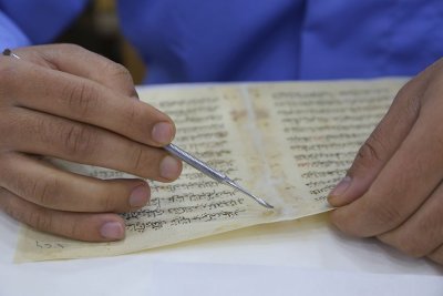 عملية حفظ المخطوطات التابع للعتبة العباسيه المقدسة
