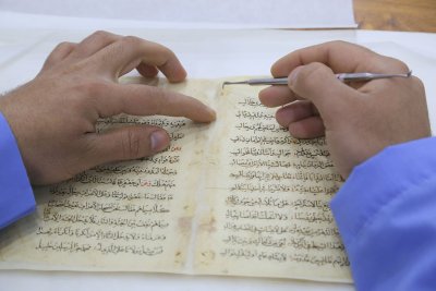 عملية حفظ المخطوطات التابع للعتبة العباسيه المقدسة