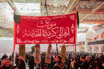 التقرير المصور...  لتوافد مواكب العزاء  لمرقدَيْ الإمام الحسين وأخيه أبي الفضل العبّاس(عليهما السلام)، لتُحيي وتستذكر مصاب شهادة راهب آل محمد الإمام موسى بن جعفر(عليه وعليهم السلام)، وتقدّمَ تعازيها الحارّة الممزوجة بدمعة الحزن والأسى ولطم الصدور .
