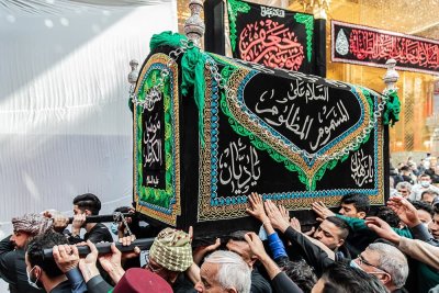 التقرير المصور...  لتوافد مواكب العزاء  لمرقدَيْ الإمام الحسين وأخيه أبي الفضل العبّاس(عليهما السلام)، لتُحيي وتستذكر مصاب شهادة راهب آل محمد الإمام موسى بن جعفر(عليه وعليهم السلام)، وتقدّمَ تعازيها الحارّة الممزوجة بدمعة الحزن والأسى ولطم الصدور .