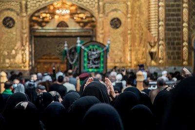 التقرير المصور...  لتوافد مواكب العزاء  لمرقدَيْ الإمام الحسين وأخيه أبي الفضل العبّاس(عليهما السلام)، لتُحيي وتستذكر مصاب شهادة راهب آل محمد الإمام موسى بن جعفر(عليه وعليهم السلام)، وتقدّمَ تعازيها الحارّة الممزوجة بدمعة الحزن والأسى ولطم الصدور .