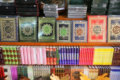 أفتتاح مكتبة قسم شؤون المعارف الاسلامية والانسانية (للبيع المباشر)في كربلاء