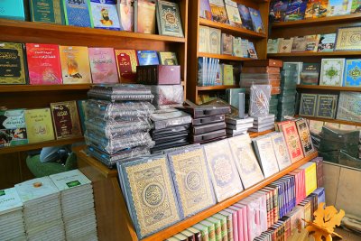 قسم شؤون المعارف الاسلامية والانسانية يفتتح مركزاً لبيع الكتب بأسعار مدعومة