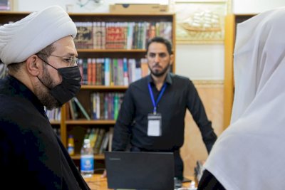 ضمن جولاته المستمرة: الشّيخ الهلاليّ يزورُ مركزَ تُراثِ كربلاءَ