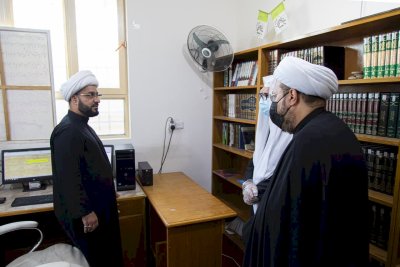 ضمن جولاته المستمرة: الشّيخ الهلاليّ يزورُ مركزَ تُراثِ كربلاءَ