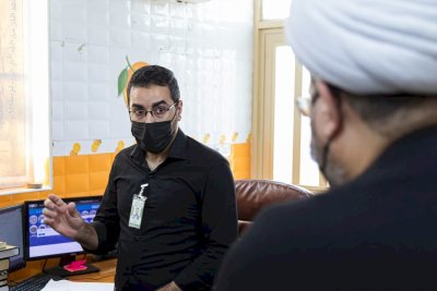 ضمن جولاته المستمرة: الشّيخ الهلاليّ يزورُ مركزَ تُراثِ كربلاءَ