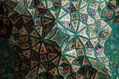 تقرير مصّور عن جمالية الزخارف والنقوش الإسلاميّة والإبداع العمرانيّ في باب الإمام الحسن -عليه السّلام- أحد أبواب العتبة العبّاسيّة المُقدّسة