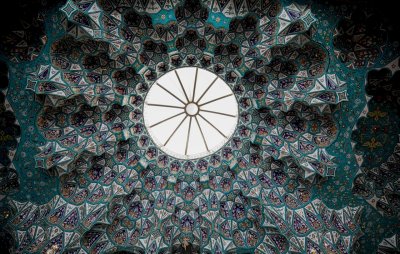 تقرير مصّور عن جمالية الزخارف والنقوش الإسلاميّة والإبداع العمرانيّ في باب الإمام الحسن -عليه السّلام- أحد أبواب العتبة العبّاسيّة المُقدّسة
