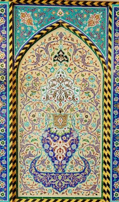 تقرير مصّور عن جمالية الزخارف والنقوش الإسلاميّة والإبداع العمرانيّ في باب الإمام الحسن -عليه السّلام- أحد أبواب العتبة العبّاسيّة المُقدّسة