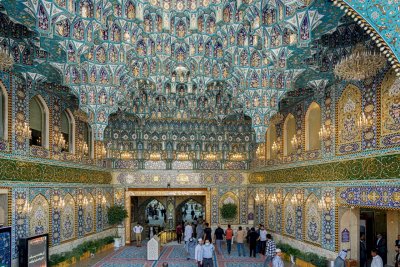 تقرير مصّور عن جمالية الزخارف والنقوش الإسلاميّة والإبداع العمرانيّ في باب الإمام الحسن -عليه السّلام- أحد أبواب العتبة العبّاسيّة المُقدّسة