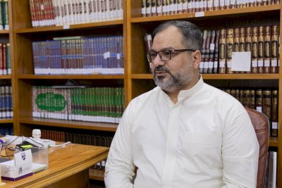 فضيلةُ الشّيخ الهلاليّ يزورُ مركزَ تُراثِ النجفِ