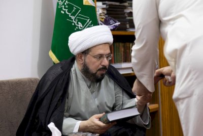 فضيلةُ الشّيخ الهلاليّ يزورُ مركزَ تُراثِ النجفِ