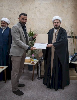 الشيّخُ الهلاليّ يكرّمُ عددًا من الخطاطينَ