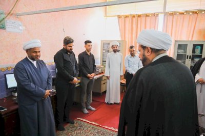 الشّيخُ الهلاليّ ومعاونه يتفقدان تُراثَ الحِلّةِ