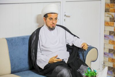 الشّيخُ الهلاليّ ومعاونه يتفقدان تُراثَ الحِلّةِ