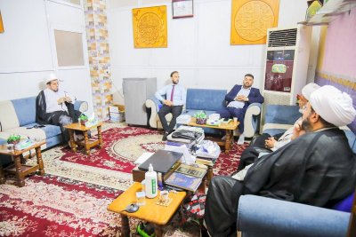 الشّيخُ الهلاليّ ومعاونه يتفقدان تُراثَ الحِلّةِ