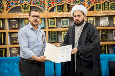 الشّيخُ الهلاليّ يُكرّمُ منتسبي تُراثِ الحِلّةِ