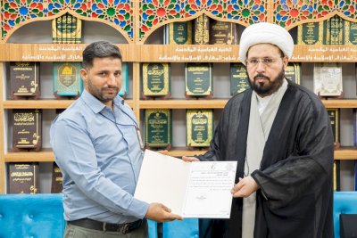 الشّيخُ الهلاليّ يُكرّمُ منتسبي تُراثِ الحِلّةِ