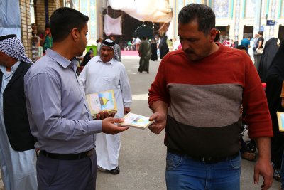 توزيع بعض الكتب  التعليمية  التابعه لقسم شؤون المعارف الاسلامية والانسانية للزائرين 