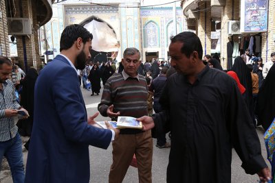 توزيع بعض الكتب  التعليمية  التابعه لقسم شؤون المعارف الاسلامية والانسانية للزائرين 