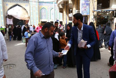 توزيع بعض الكتب  التعليمية  التابعه لقسم شؤون المعارف الاسلامية والانسانية للزائرين 