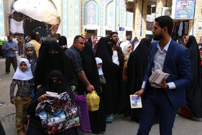 توزيع بعض الكتب  التعليمية  التابعه لقسم شؤون المعارف الاسلامية والانسانية للزائرين 