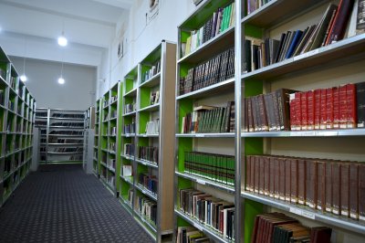 مركزُ تُراثِ الجَنوبِ يزورُ مكتباتِ ذي قارِ